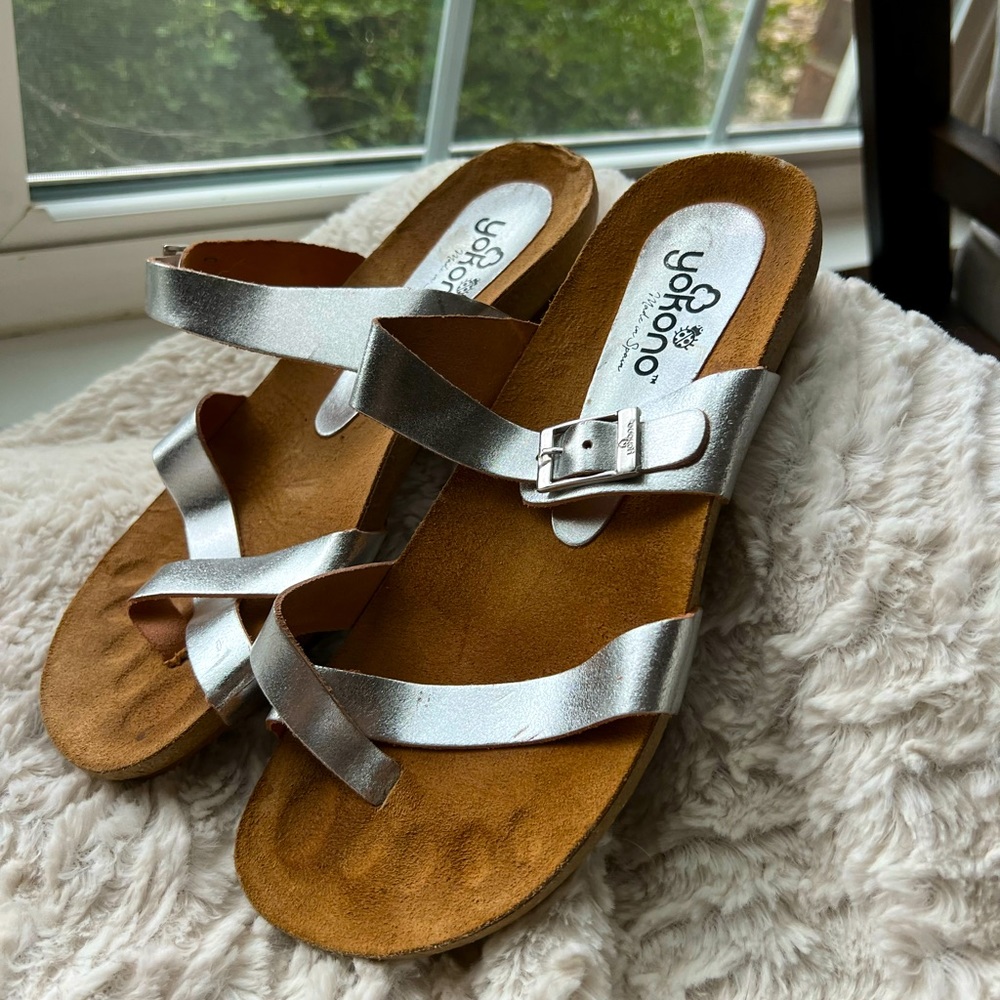 Yokono women’s 7.5 leather buckle sandals silver tan EUC shoes